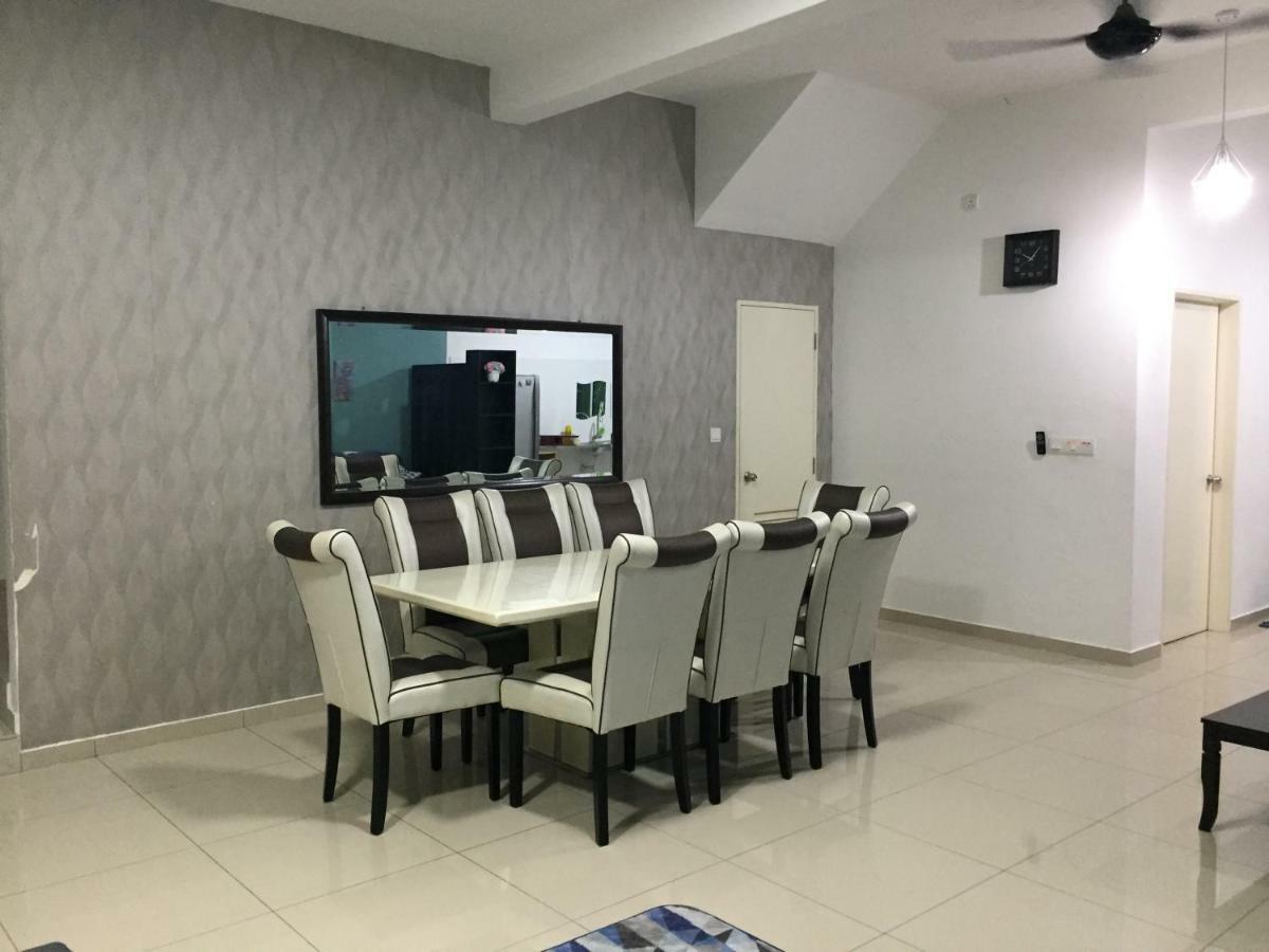 Homestay Dtepian Bayu Bandar Seri Impian Клуанг Екстер'єр фото